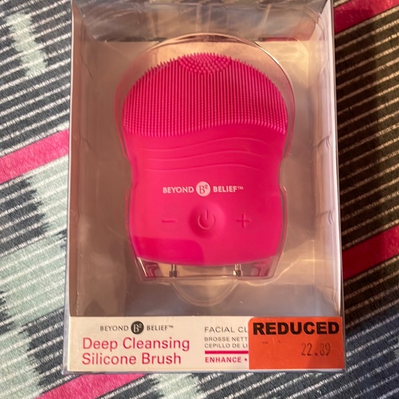 COPY - Beyond Belief Deep Cleaning Silicone Brush - Picture 1 of 5